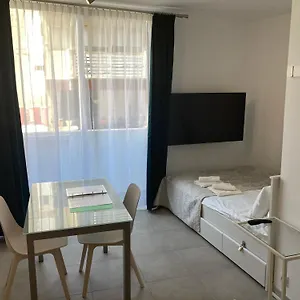  Apartamento With Small Balcony